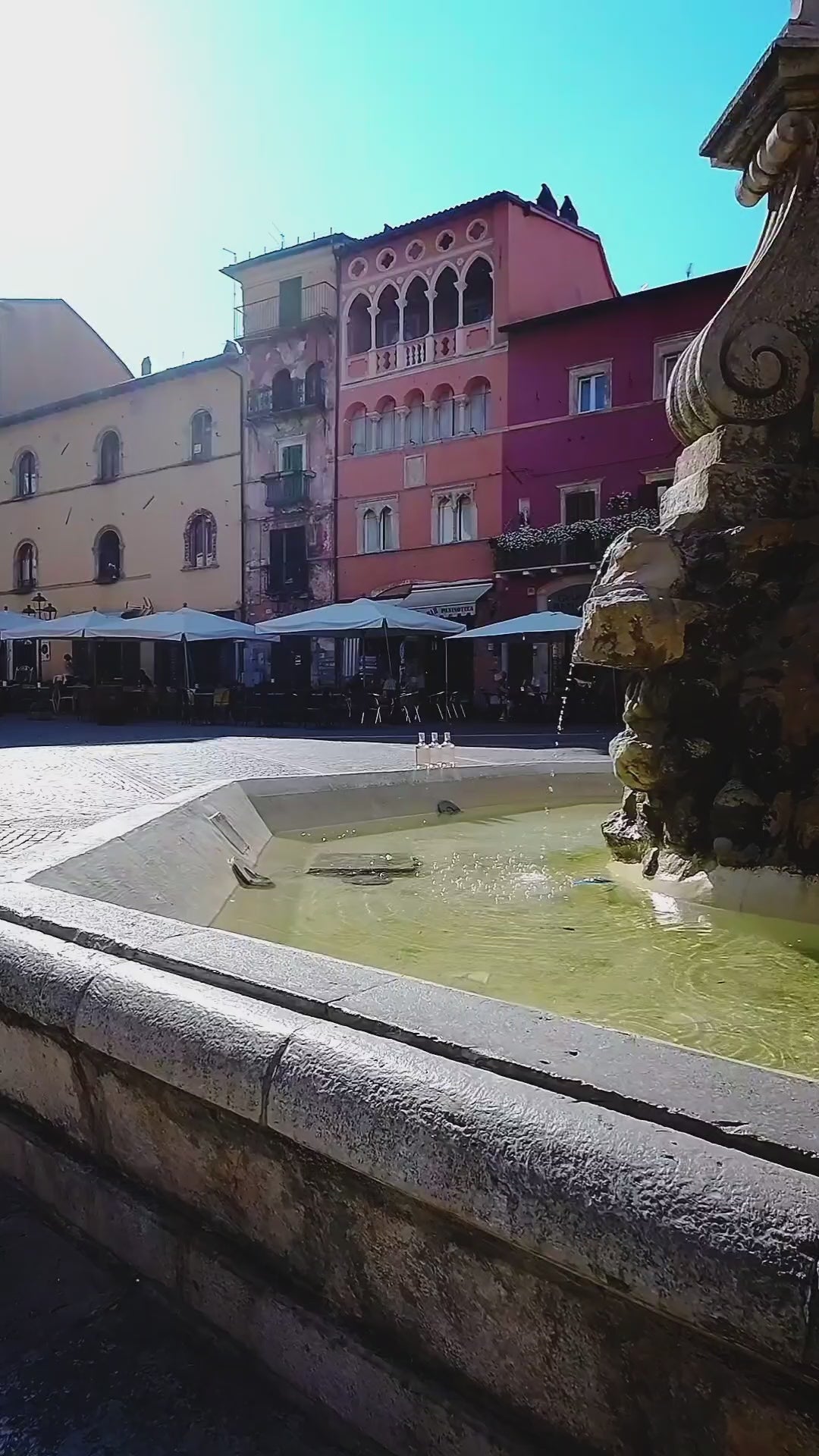 Carica il video: 